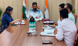 ഇ​വി​ടെ​ത്ത​ന്നെ​യു​ണ്ട്ട്ടോ....ദാ ​തെ​ളി​വ്; കേ​​​ന്ദ്ര ഉ​​​ദ്യോ​​​ഗ​​​സ്ഥ​​​രു​​​മാ​​​യു​​​ള്ള ച​​​ർ​​​ച്ച​​​യു​​​ടെ ചി​​​ത്രം 
പ​​​ങ്കി​​​ട്ട് സു​​​രേ​​​ഷ്ഗോ​​​പി