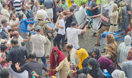 മാലിന്യ സംസ്‌കരണ കേന്ദ്രത്തിനെതിരേ പ്രതിഷേധം ആളിക്കത്തി; താമരശേരിയി​​ല്‍ നാ​​ട്ടു​​കാ​​രും 
പോ​​ലീ​​സും ത​​മ്മി​​ല്‍ സം​​ഘ​​ര്‍ഷം