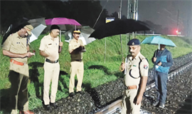 വ​ള​പ​ട്ട​ണ​ത്ത് റെ​യി​ൽ​വേ ട്രാ​ക്കി​ൽ  സ്ലാ​ബിനു പി​ന്നാ​ലെ ക​ല്ലു​ക​ളും