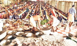 ആറന്മുള വള്ളസദ്യ  ആസ്വദിച്ച് ആയിരങ്ങള്‍