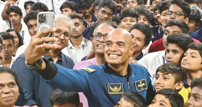 ആ​കാ​ശക്ക​ഥ​ക​ളു​ടെ അ​ദ്ഭു​ത​ങ്ങ​ളി​ലേ​ക്കു​യ​ർ​ന്ന് മോ​ഡ​ൽ സ്കൂ​ൾ വി​ദ്യാ​ർ​ഥി​ക​ൾ