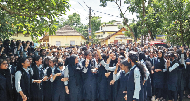 ഉച്ചഭക്ഷണത്തില്‍ തേരട്ട : വിദ്യാര്‍ഥിനികള്‍ റോഡിലിറങ്ങി പ്രതിഷേധിച്ചു
