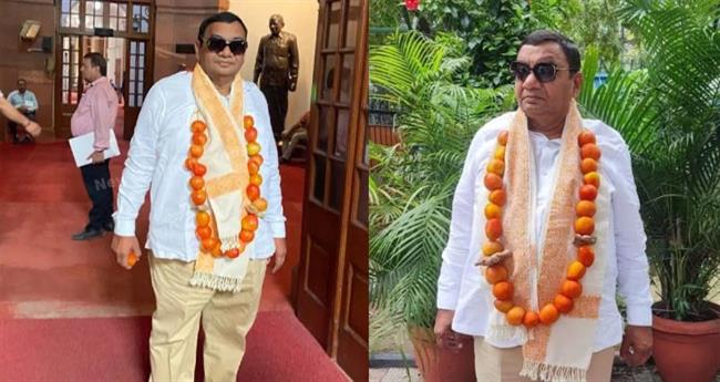 പാ​ർ​ല​മെ​ന്‍റി​ൽ ത​ക്കാ​ളി, ഇ​ഞ്ചി മാ​ല അ​ണി​ഞ്ഞെ​ത്തി എം​പി​യു​ടെ പ്ര​തി​ഷേ​ധം