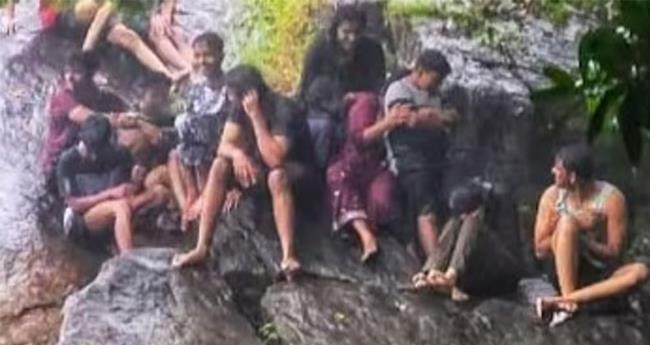 വി​നോ​ദ സ​ഞ്ചാ​രി​ക​ള്‍ മ​ല​വെ​ള്ള​പാ​ച്ചി​ലി​ൽ കു​ടു​ങ്ങി; ര​ക്ഷ​ക​രാ​യി അ​ഗ്നി​ശ​മ​ന സേ​ന