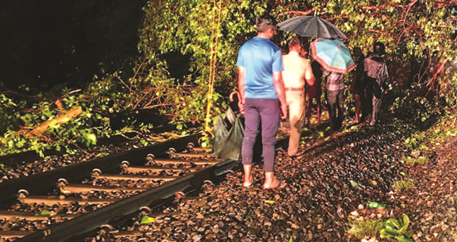 കോഴിക്കോട്ടും ആലുവയിലും ചുഴലിക്കാറ്റ്; ട്രെയിൻ ഗതാഗതം താറുമാറായി