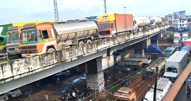 കൈ​വി​ട്ട് കു​രു​ക്ക്; ജ​നം പെ​രു​വ​ഴി​യി​ൽ