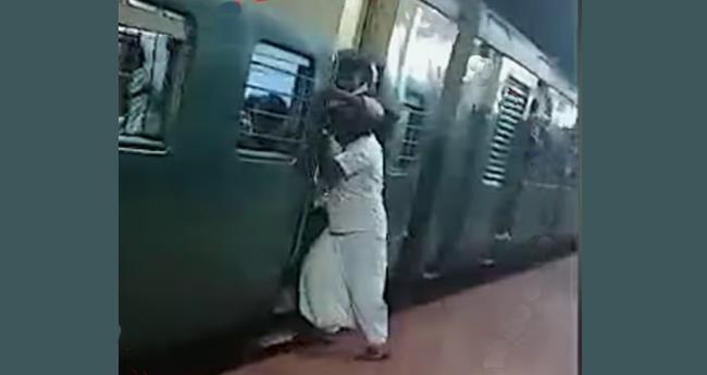 അങ്കമാലിയിൽ ട്രെ​യി​നി​ൽ​നി​ന്ന് വീ​ണ് ര​ണ്ട് പേ​ർ​ക്ക് പ​രി​ക്ക്