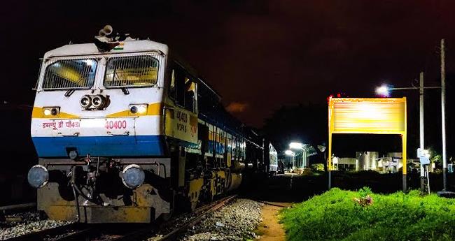 ട്രെ​യി​നി​ലേ​ക്ക് അ​ജ്ഞാ​ത​ന്‍റ ഇ​ഷ്ടി​ക​യേ​റ്; യാ​ത്ര​ക്കാ​ര​ന് പ​രി​ക്ക്