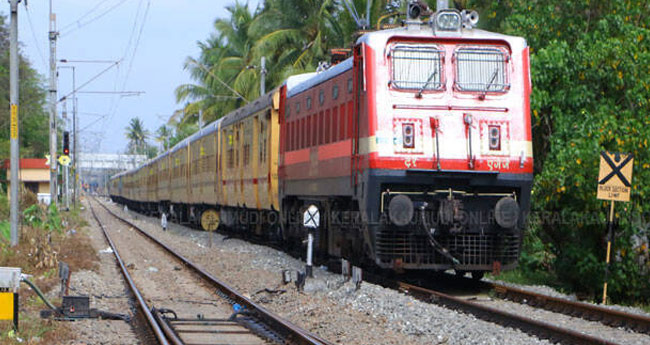 മാ​വേ​ലി എ​ക്സ്പ്ര​സി​നു നേ​രേ ക​ല്ലേ​റ്