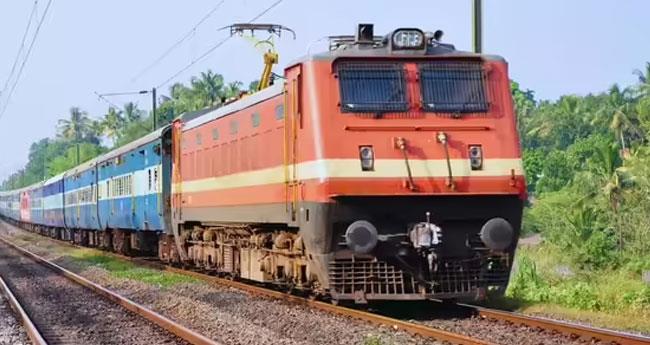 ഇ​ടി​മി​ന്ന​ലേ​റ്റ് സി​ഗ്‌​ന​ൽ ത​ക​രാ​ർ; ട്രെ​യി​ൻ സ​ർ​വീ​സ് ത​ട​സ​പ്പെ​ട്ടു