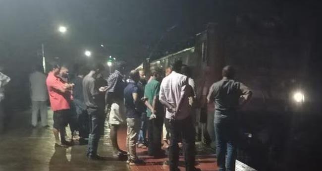 ട്രാ​ക്കി​ൽ വീ​ണ മ​രം മു​റി​ച്ചു​മാ​റ്റി; റെ​യി​ൽ ഗ​താ​ഗ​തം പു​നഃ​സ്ഥാ​പി​ച്ചു