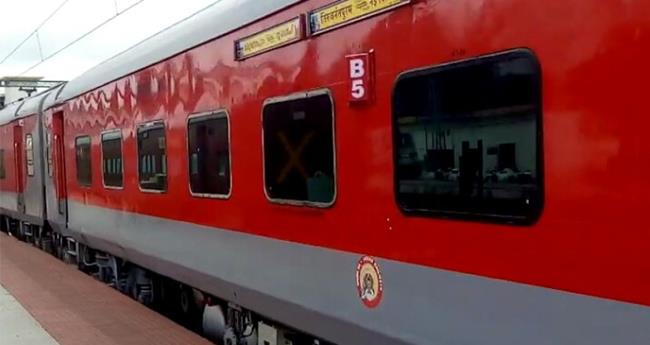 ത​ക​ര്‍​ന്ന പാ​ള​ത്തി​ലൂ​ടെ ഓ​ടി കേ​ര​ള എ​ക്‌​സ്പ്ര​സ്; ഒ​ഴി​വാ​യ​ത് വ​ന്‍ അ​പ​ക​ടം