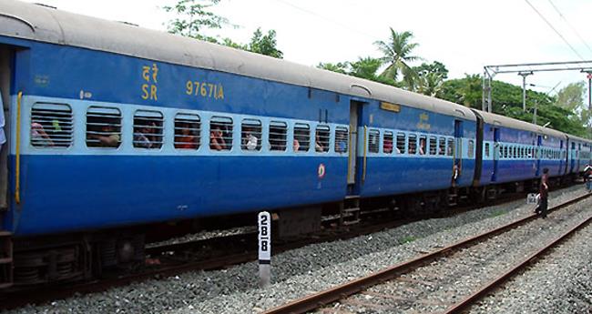 ഓ​ടു​ന്ന ട്രെ​യി​നി​ൽ നി​ന്ന് സ​ഹ​യാ​ത്രി​ക​ൻ ത​ള്ളി​യി​ട്ട​യാ​ള്‍ മ​രി​ച്ചു