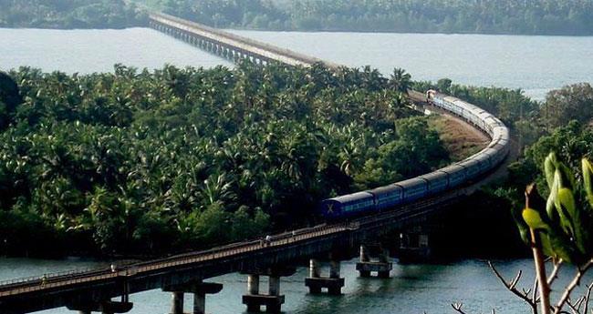 കൊ​ങ്ക​ണ്‍ വ​ഴി​യു​ള്ള ട്രെ​യി​നു​ക​ളു​ടെ സ​മ​യ​മാ​റ്റം ഇ​ന്നു​മു​ത​ല്‍