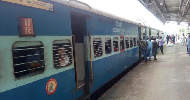 ട്രെ​യി​നു​ക​ളി​ൽ ടി​ക്ക​റ്റ് പ​രി​ശോ​ധ​ന ക​ർ​ശ​ന​മാ​ക്കാ​ൻ നി​ർ​ദേ​ശം