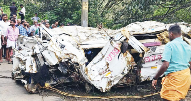 വ്യാ​​പ​​ക ഉ​​രു​​ൾ​​പൊ​​ട്ട​​ൽ;  കു​മ​ളിയെ​ വിറപ്പിച്ച രാത്രി