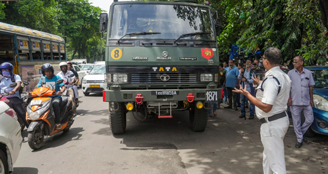 അമിതവേഗത്തിലെത്തിയ സൈനിക ട്രക്ക് തടഞ്ഞ്  കോൽക്കത്ത പോലീസ്
