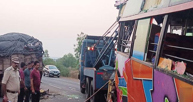 നി​ർ​ത്തി​യി​ട്ടി​രു​ന്ന ട്ര​ക്കി​ൽ മി​നി ബ​സ് ഇ​ടി​ച്ചു​ക​യ​റി; അ​ഞ്ച് പേ​ർ മ​രി​ച്ചു
