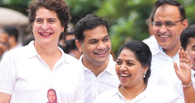 വോട്ടുകൊള്ളയ്ക്കെതിരേ പാർലമെന്‍റിൽ ടീഷർട്ട് ധരിച്ച് പ്രതിപക്ഷ പ്രതിഷേധം