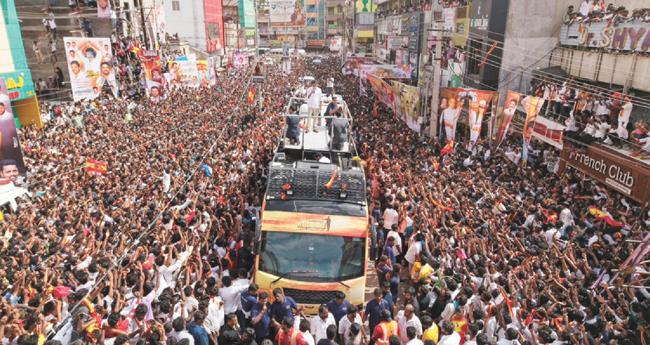 ക​രൂ​ര്‍ ദു​ര​ന്തം: വെ​ള്ള​ത്തി​നു​വേ​ണ്ടി​യു​ള്ള തി​ക്കും​തി​ര​ക്കും കാ​ര​ണ​മാ​യി