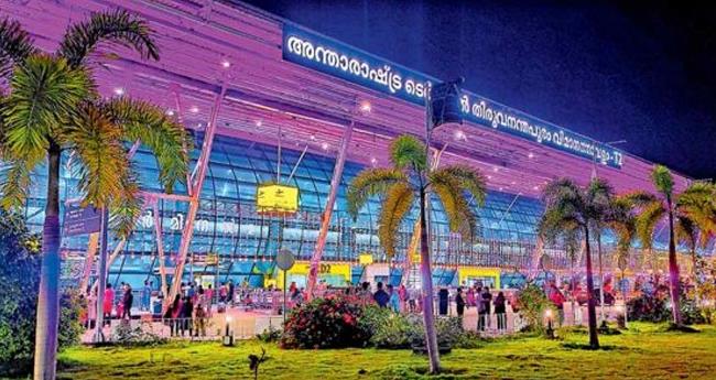 തി​രു​വ​ന​ന്ത​പു​രം വി​മാ​ന​ത്താ​വ​ള​ത്തി​ൽ സ​മ​ര​വു​മാ​യി ജീ​വ​ന​ക്കാ​ർ; യാ​ത്ര​ക്കാ​ർ പ്ര​തി​സ​ന്ധി​യി​ൽ