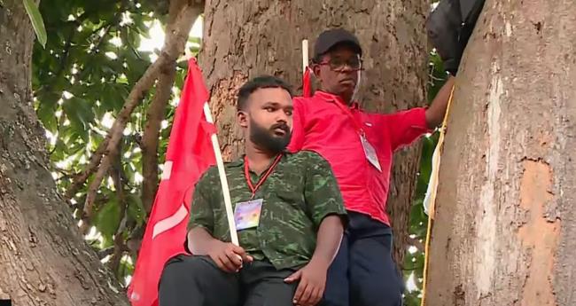 തി​രു​വ​ന​ന്ത​പു​രം ന​ഗ​ര​സ​ഭ​യ്ക്കു​മു​ന്നി​ൽ ആ​ത്മ​ഹ​ത്യ​ഭീ​ഷ​ണി മു​ഴ​ക്കി ശു​ചീ​ക​ര​ണ തൊ​ഴി​ലാ​ളി​ക​ൾ
