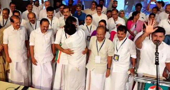 നി​ല​മ്പൂ​ർ ഉ​പ​തെ​ര​ഞ്ഞെ​ടു​പ്പ്: യു​ഡി​എ​ഫ് ക​ൺ​വെ​ൻ​ഷ​നി​ൽ നി​ന്ന് പാ​ണ​ക്കാ​ട് കു​ടും​ബം വി​ട്ടു​നി​ന്നു