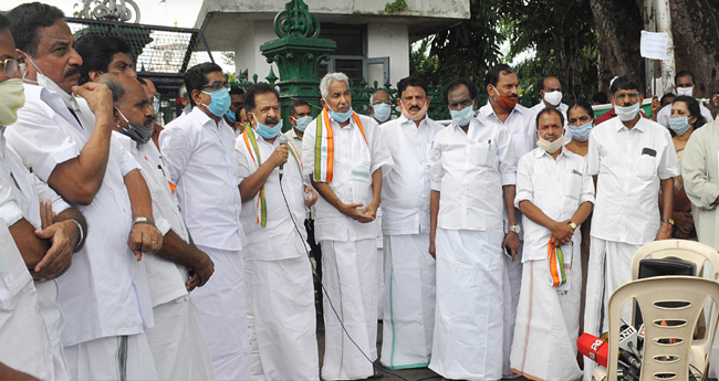 പ്ര​വാ​സി​ക​ളെ സ​ഹാ​യി​ക്കു​ന്ന​തി​ൽ സ​ർ​ക്കാ​രിന് ആ​ത്മാ​ർ​ഥ​ത​യി​ല്ല: യു​ഡി​എ​ഫ്