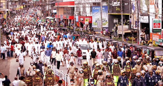 ക​ൽ​പ്പ​റ്റ​യി​ൽ കൂ​റ്റ​ൻ പ്ര​തി​ഷേ​ധ റാ​ലി​യു​മാ​യി യു​ഡി​എ​ഫ്