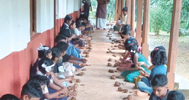 ഭൂമിക്കു കരുതലാകാൻ ചെറുകൈകള്‍ ഒരുക്കിയ വിത്തുണ്ടകള്‍