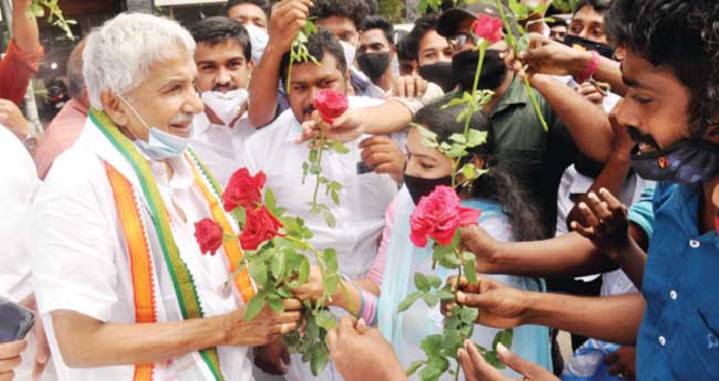 എന്‍റെ ഉ​യ​ർ​ച്ച​യ്ക്കു കാ​ര​ണ​ക്കാ​ർ  പാ​ർ​ട്ടി​യും ജ​ന​ങ്ങ​ളും: ഉ​മ്മ​ൻ​ചാ​ണ്ടി
