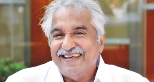 സോ​ളാ​ർ ത​ട്ടി​പ്പ്: ഉ​മ്മ​ൻ ​ചാ​ണ്ടി​യെ രാ​ഷ്‌​ട്രീ​യ​മാ​യി ത​ക​ർ​ക്കാ​നു​ള്ള ഗൂ​ഢ​നീ​ക്ക​ത്തി​ന്‍റെ ഭാ​ഗ​മെ​ന്ന് വെ​ളി​പ്പെ​ടു​ത്തി പു​സ്ത​കം