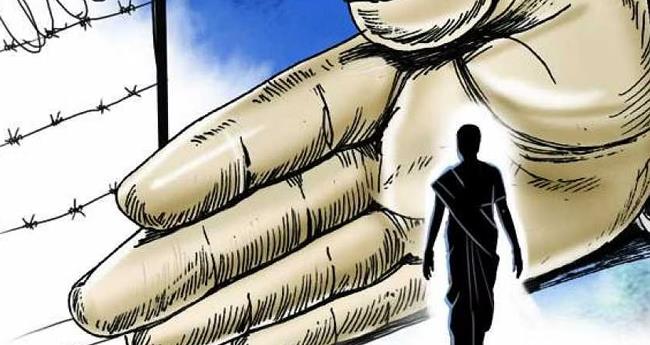 ക​വ്വാ​യി​യി​ല്‍ ഊ​രു​വി​ല​ക്കി​ന് പു​റ​മെ വീ​ടു​ക​യ​റി ഭീ​ഷ​ണി
