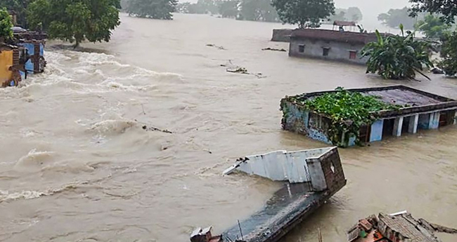 നേപ്പാളിൽനിന്നു വെള്ളം തുറന്നുവിട്ടു;  യുപിയിലെ 61 ഗ്രാമങ്ങളിൽ വെള്ളപ്പൊക്കം