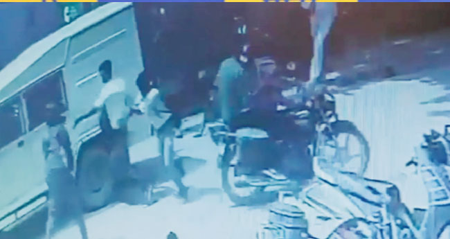 ഗാർഡിനെ കൊന്നശേഷം  39 ലക്ഷം രൂപ കവർന്നു