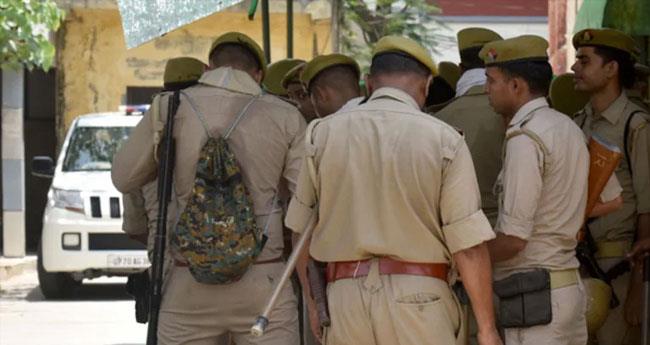 പൊ​തു​നി​ര​ത്തു​ക​ളി​ല്‍ ഈ​ദു​ല്‍ ഫി​ത്ത​ര്‍ പ്രാ​ര്‍​ഥ​ന​ക​ള്‍ ന​ട​ത്തു​ന്ന​ത് വി​ല​ക്കി മീ​റ​റ്റ് പോ​ലീ​സ്