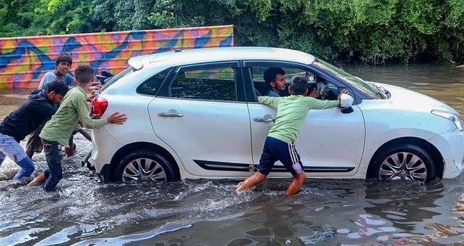 യു​പി​യി​ൽ ക​ന​ത്ത മ​ഴ; 24 മ​ണി​ക്കൂ​റി​നി​ടെ 19 പേ​ർ മ​രി​ച്ചു