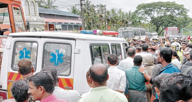 കാ​​​ട്ടാ​​​ന​​​യു​​​ടെ ആ​​​ക്ര​​​മ​​​ണം; മൃ​ത​ദേ​ഹ​വു​മാ​യി ദേ​ശീ​യ​പാ​ത ഉ​പ​രോ​ധി​ച്ചു