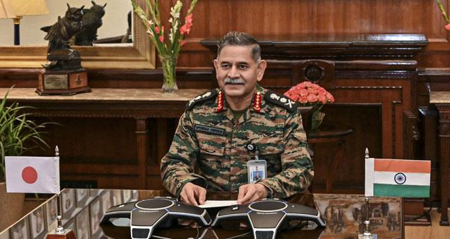 ക​ര​സേ​നാ മേ​ധാ​വി മ​ണി​പ്പു​ർ ഗ​വ​ർ​ണ​റെ ക​ണ്ടു