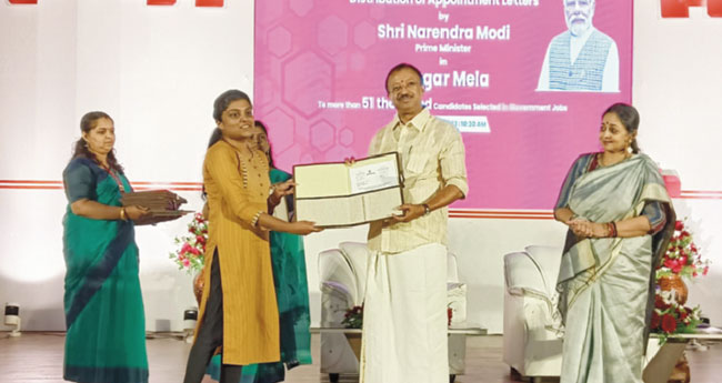 ഉ​ദ്യോ​ഗാ​ർ​ഥി​ക​ൾ ജ​ന​ങ്ങ​ളെ സേ​വി​ക്കാ​ൻ  പ്ര​തി​ജ്ഞാ​ബ​ദ്ധ​മെ​ന്നു കേ​ന്ദ്ര സ​ഹ​മ​ന്ത്രി വി. ​മു​ര​ളീ​ധ​ര​ൻ