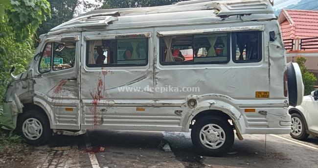 വാ​ഗ​മ​ൺ റോ​ഡി​ൽ ട്രാ​വ​ല​ർ മ​റി​ഞ്ഞ് യു​വ​തി മ​രി​ച്ചു