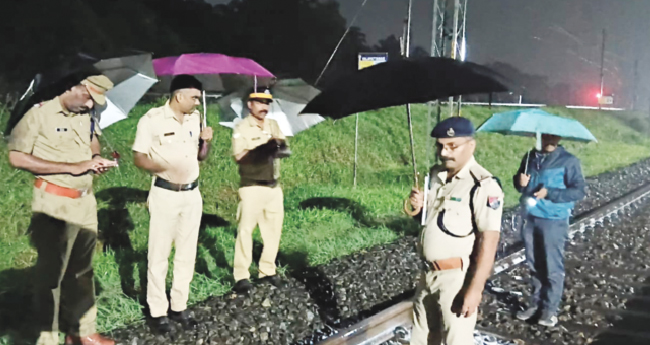 വ​ള​പ​ട്ട​ണ​ത്ത് റെ​യി​ൽ​വേ ട്രാ​ക്കി​ൽ കോ​ൺ​ക്രീ​റ്റ് സ്ലാ​ബ്