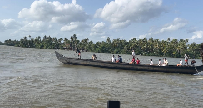 കായലിൽ വള്ളം  മുങ്ങി ഒരാളെ  കാണാതായി;  22 പേരെ  രക്ഷിച്ചു