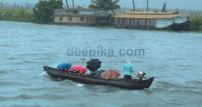 ക​ട​ത്തു​വ​ള്ളം മു​ങ്ങി; യാ​ത്ര​ക്കാ​ർ നീ​ന്തി ര​ക്ഷ​പെ​ട്ടു