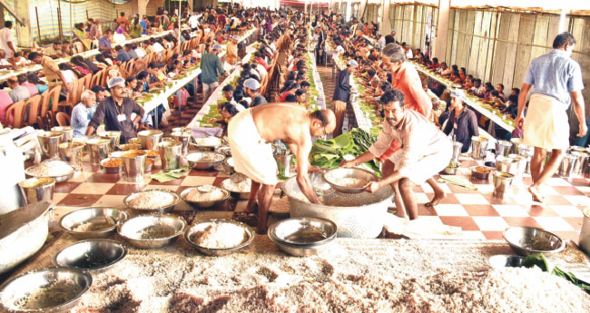 ആറന്മുള വള്ളസദ്യ  ആസ്വദിച്ച് ആയിരങ്ങള്‍