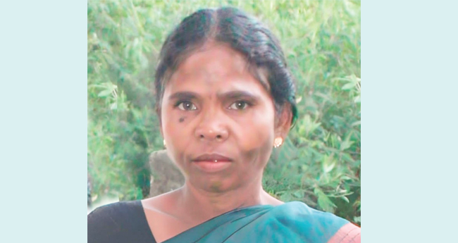 ആ​ദി​വാ​സി​ സ്ത്രീ​യു​ടെ മൃ​ത​ദേ​ഹം ഉ​ൾ​വ​ന​ത്തി​ൽ കു​ഴി​ച്ചി​ട്ട​ നി​ല​യി​ൽ