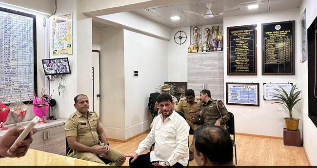 എ​ഐ​എം​ഐ​എം നേ​താ​വ് വാ​രി​സ് പ​ത്താ​നെ ക​സ്റ്റ​ഡി​യി​ലെ​ടു​ത്ത് മും​ബൈ പോ​ലീ​സ്