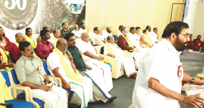 വേദിയിലിരുത്തി വെ​ള്ളാ​പ്പ​ള്ളി​യെ പു​ക​ഴ്ത്തി മ​ന്ത്രി വാസവൻ