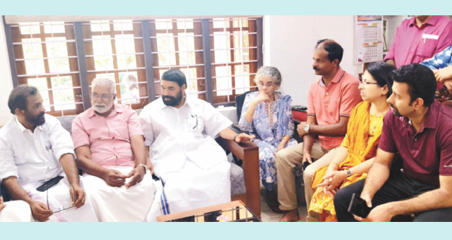 ഫാ. ലിജോയുടെ വീട് സന്ദർശിച്ച്  മന്ത്രി വാസവൻ