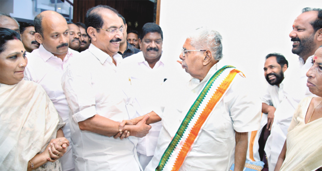 കെപിസിസി പ്ര​സി​ഡ​ന്‍റ് സ​ണ്ണി​ ജോ​സ​ഫ്  വ​യ​ലാ​ർ ര​വി​യെ സ​ന്ദ​ർ​ശി​ച്ചു